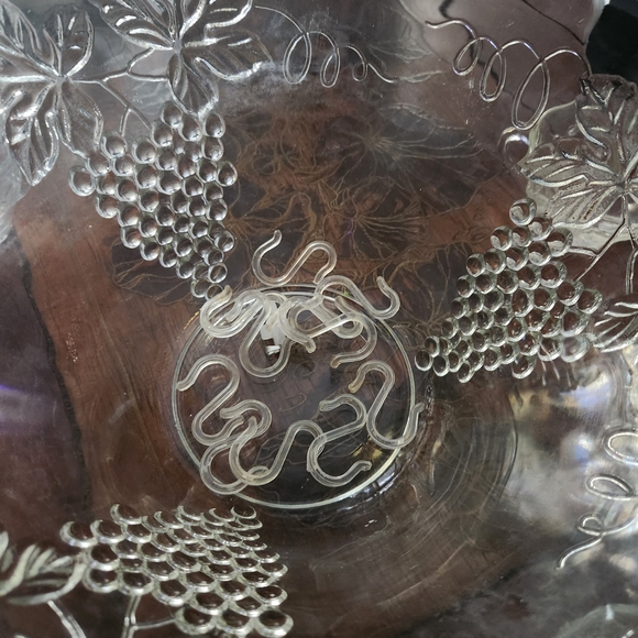 Elegant Clear Glass Bowl with Grape Design & 6 Cups - Picture 5 of 6